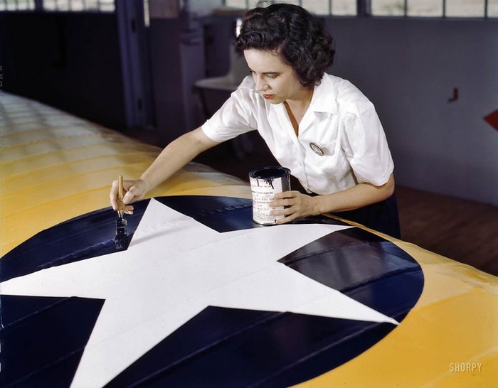 Một nữ công nhân sơn máy bay tại nhà máy sản xuất máy bay ở Corpus Christi, Texas, 1942.