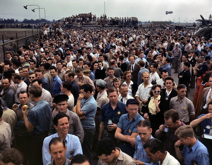 Hàng ngàn nhân viên của công ty hàng không Bắc Mỹ tại Inglewood, California, 1942.