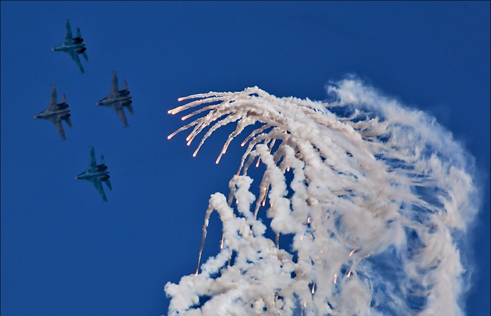 Màn nhả mồi bẫy nhiệt quá ấn tượng của các chiến đấu cơ Su-27.