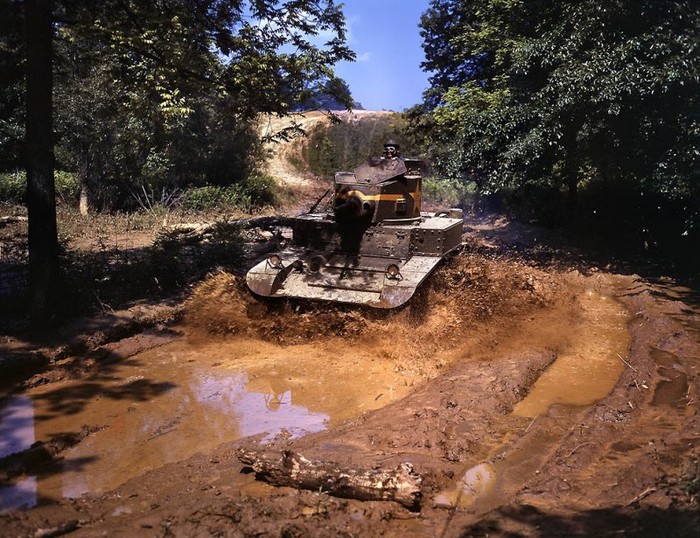 Xe tăng chiến đấu lội bùn ở Fort Knox, Kentucky, 1942.