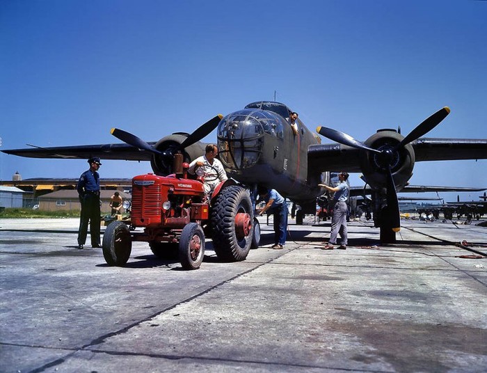 Máy bay ném bom B-25 được kéo ra ngoài tại nhà máy của công ty hàng không Bắc Mỹ ở Kansas, 1942.