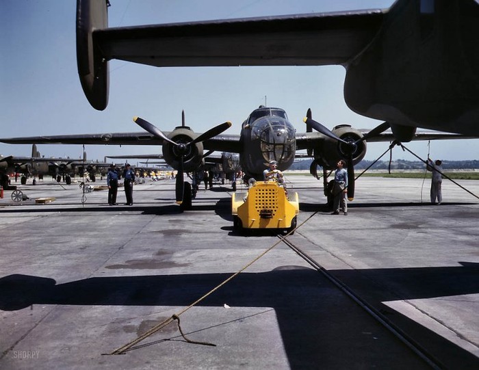 Oanh tạc cơ B-25 chuẩn bị bay thử nghiệm tại sân bay của công ty hàng không Bắc Mỹ ở Kansa, 1942.