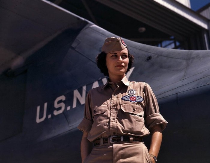 Eloise J. Ellis tại căn cứ không quân hải quân ở Corpus Christi, Texas, 1942.