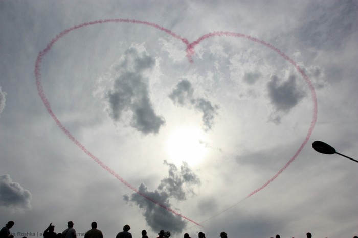 Hình trái tim được vẽ bởi các máy bay.