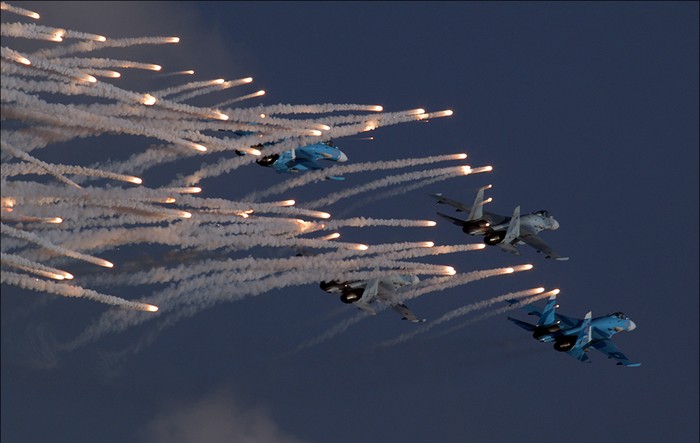 Các máy bay Su-27 nhả mồi bẫy nhiệt.