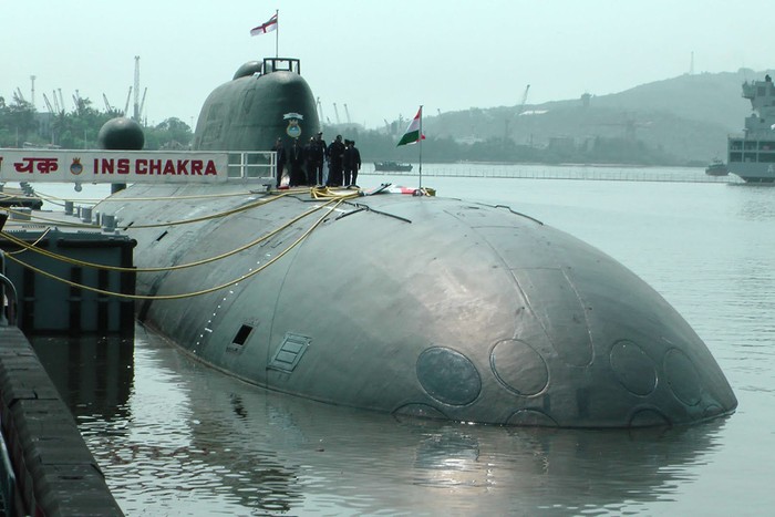 Tàu ngầm INS Charka. Đây là tàu ngầm sử dụng năng lượng nguyên tử mà Ấn Độ thuê từ Nga. Thực tế, tàu ngầm này là tàu ngầm lớp Akula II, được Nga đặt tên là K-152 Nerpa.