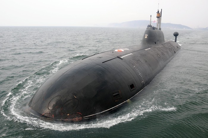 Tàu ngầm INS Chakra, nặng 8.140 tấn, đạt vận tốc tối đa 30 hải lý/giờ, có khả năng lặn sâu 600 mét, hoạt động dưới nước liên tục trong 100 ngày, được trang bị một loạt ngư lôi và các tên lửa hành trình Granat mang theo đầu đạn hạt nhân.