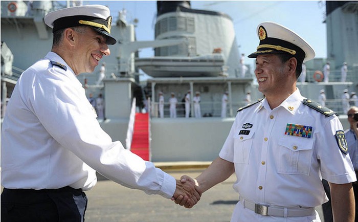 Chỉ huy trưởng căn cứ hải quân Haifa của hải quân Israel Eliyahu Shavit đã có mặt để đón tiếp Thiếu tướng Dương Tuấn Phi và biên đội tàu của Trung Quốc.