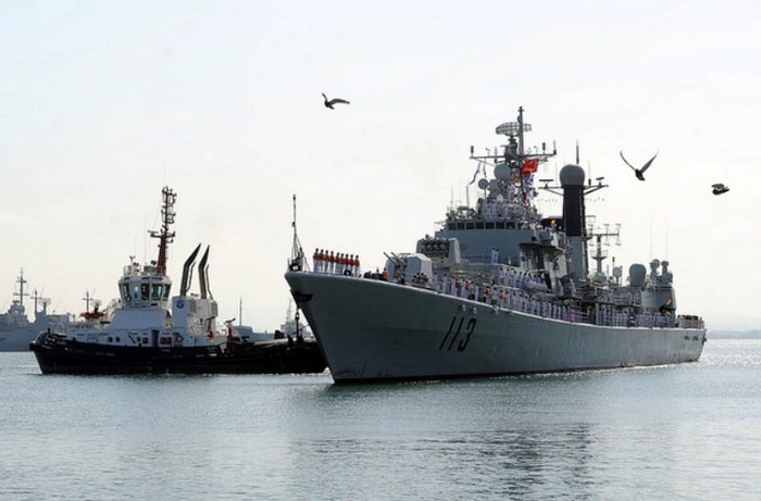 Trước đó, hai chiến hạm Thanh Đảo và yên Đài đã thực hiện sứ mệnh chống cướp biển tại Vịnh Aden và đã ghé thăm cảng Salalah của Oman.
