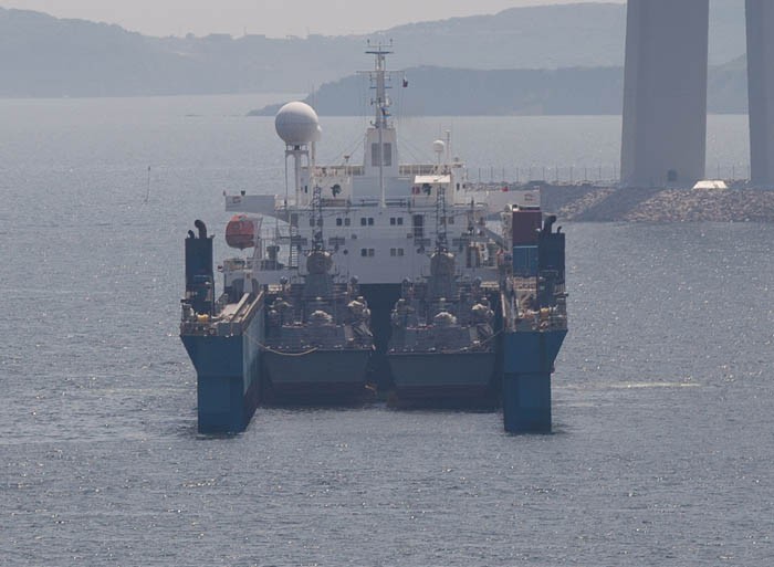 Ngày hôm qua (16/8), tại Vladivostok, thành phố cảng nơi đặ trụ sở của Hạm đội Thái Bình Dương Nga, hai tàu tuần tra Svetlyak pr 10412 đã được đưa lên tàu vận tải Transporter Eide để chuyển đến Việt Nam.