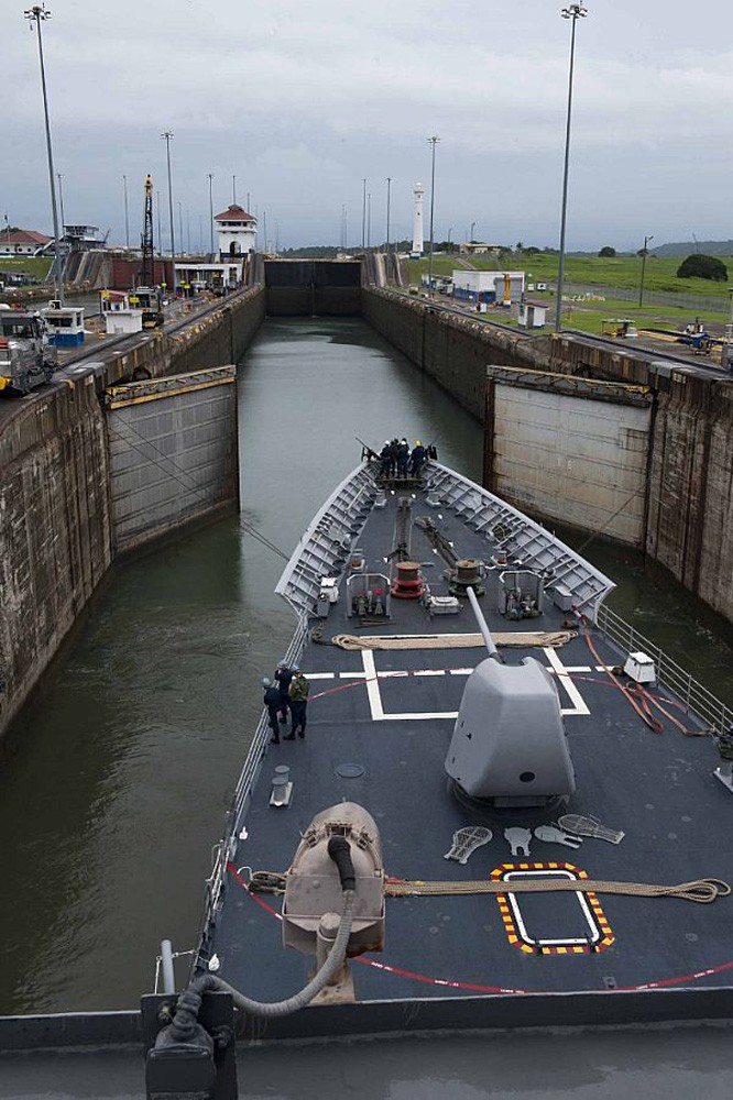 Tuần dương hạm tên lửa USS Cape St. George (CG 71) qua cửa ngăn Gatun trong thời gian quá cảnh qua kênh đào Panama.