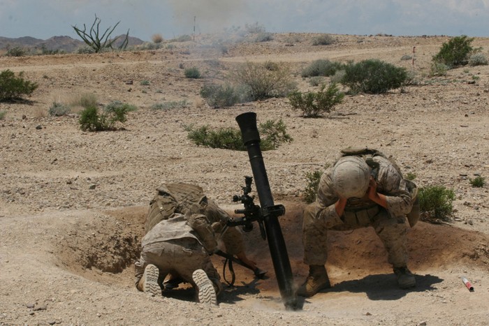 Hai binh sĩ thuộc một Tiểu đoàn trinh sát thực hiện huấn luyện bắn súng cối tại Yuma, Arizona.