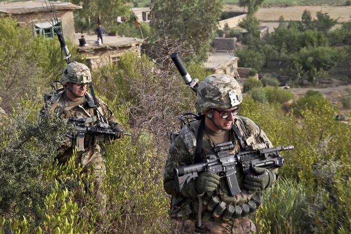 Các binh sĩ thuộc Tiểu đoàn 1, Trung đoàn bộ binh 501 tuần tra tại tỉnh Khowst, Afghanistan.