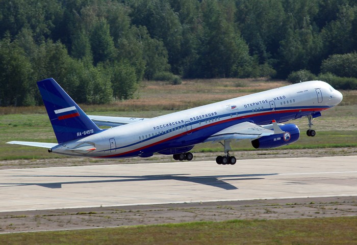 Vận tải cơ Tu-214, được sản xuất bởi Liên hiệp Sản xuất Hàng không Kazan.