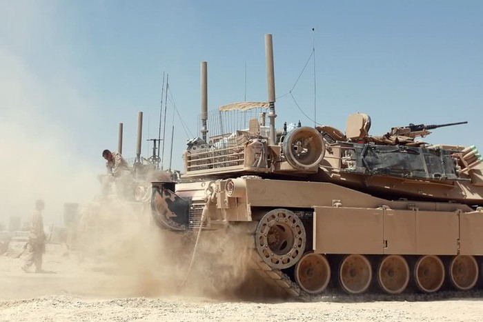 Afghanistan: Xe tăng chiến đấu chủ lực M1A1 Abrams tiếp nhiên liệu tại tỉnh Helmand, Afghanistan.