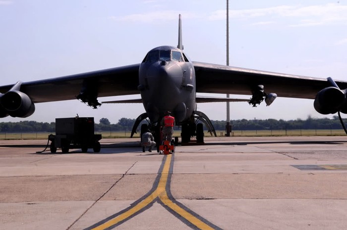 Oanh tạc cơ B-52H thuộc Phi đội máy bay ném bom số 2 chuẩn bị cất cánh trong cuộc diễn tập Combat Hammer tại căn cứ Không quân Barksdale.