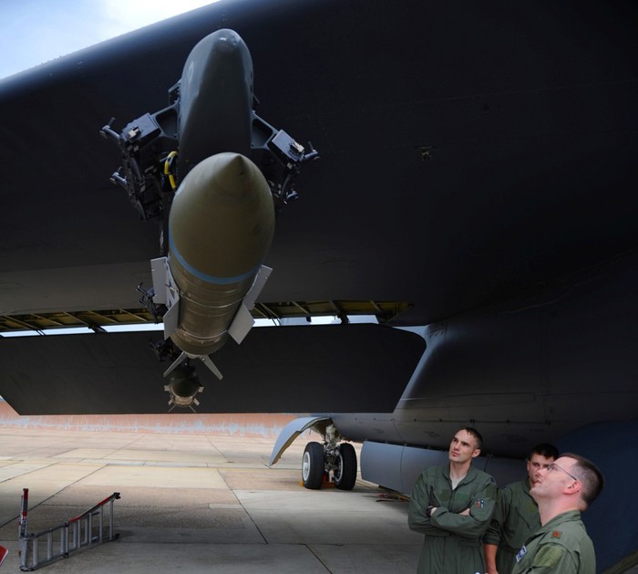 Bảo dưỡng vũ khí trên oanh tạc cơ B-52H thuộc Phi đội máy bay ném bom số 2 trong cuộc diễn tập Combat Hammer tại căn cứ Không quân Barksdale.