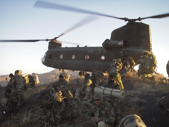 Hiện nay, có khoảng 800 chiếc trực thăng CH-47 còn phục vụ trong quân đội các nước và được sử dụng để vận chuyển hàng hóa, tìm kiếm, cứu hộ và công tác nhân đạo. (trong hình là trực thăng Chinook trong biên chế của quân đội Anh)