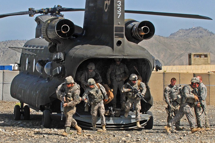 Trong năm nay, theo dự kiến, Boeing sẽ cung cấp 60 trực thăng Chinook cho thị trường thế giới. Bộ quốc phòng Hoa Kỳ cũng đã đặt hàng 155 trực thăng CH - 47F và thời gian bàn giao sẽ bắt đầu từ năm 2015.
