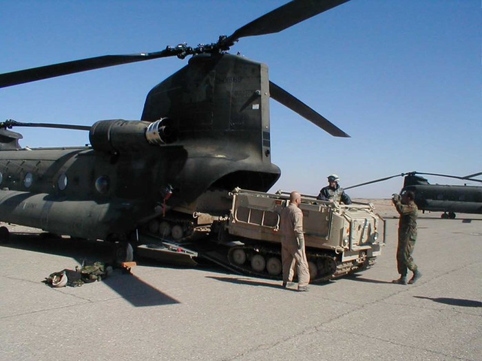 Loại trực thăng CH-47D hiện đang phục vụ trong quân đội Mỹ có sức chở gấp đôi so với biến thể A trong chiến tranh Việt Nam. Chinook ngày nay có thể chở hai chiếc xe quân sự Humvee, hoặc một chiếc xe Humvee và một súng bắn đạn pháo hoặc chở từ 33 lính được trang bị đầy đủ vũ khí trở lên.