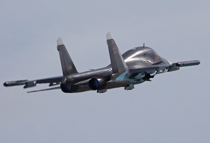 Oanh tạc cơ Su-34 là thế hệ máy bay 4+ của Nga có khả năng hoạt động trong mọi điều kiện thời tiết, cả ngày và đêm. Su-34 có khả năng đạt tốc độ tối đa lên đến 1.900 km/h với trần bay 14.000 m.