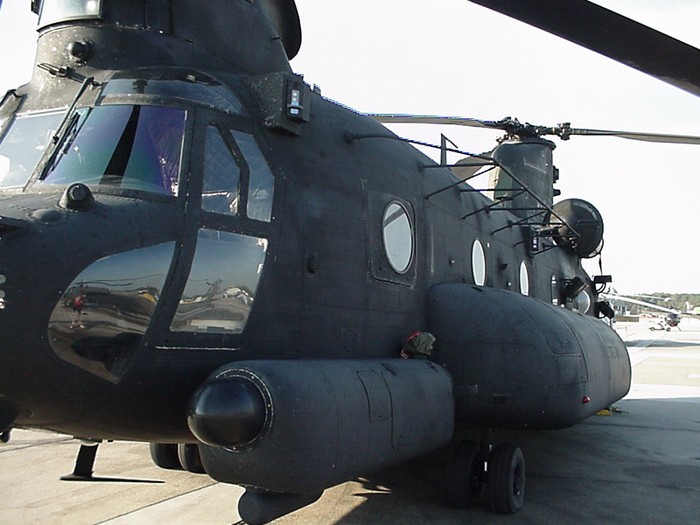Hình ảnh cận cảnh trực thăng CH-47 Chinook.
