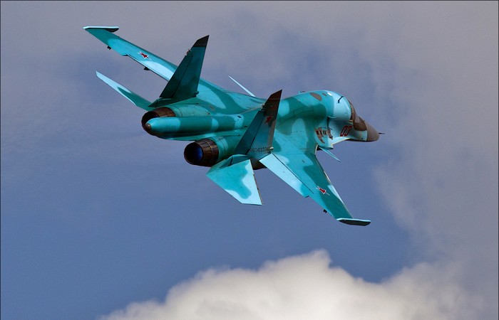 Su-34 được phát triển từ đầu những năm 1980 và là một biến thể chuyên dụng ném bom của Sukhoi Su-27. Oanh tạc cơ này bay lần đầu tiên vào ngày 13 tháng 4 năm 1990 và được phát triển song song với phiên bản huấn luyện hải quân 2 chỗ là Su-27KUB.