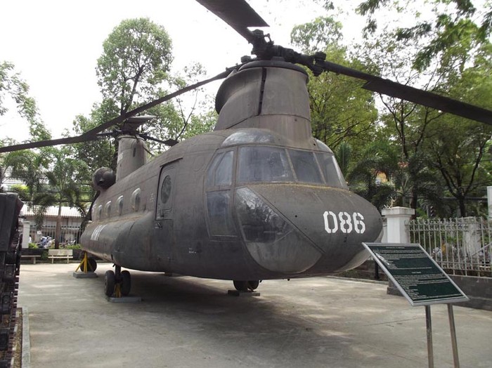 Năm 1965, Sư đoàn Kỵ binh Bay số 1 của Hoa Kỳ sang Việt Nam tham chiến đã biên chế 1 tiểu đoàn máy bay Chinook. Một trong những nhiệm vụ quan trọng của Chinook trong Chiến tranh Việt Nam là vận chuyển pháo lên các điểm cao và đảm bảo cung cấp đạn dược cho các khẩu pháo này. Trong ảnh là trực thăng Chinook tại Bảo tàng chứng tích chiến tranh Việt Nam.