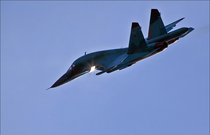 Chiếc máy bay này có cấu trúc cánh, đuôi, và động cơ giống với Su-27, nhưng nó có cánh mũi giống như Su-33/Su-35 để tăng thêm sự ổn định trong khi bay và giảm bớt các lực kéo có hại ở đầu mũi.
