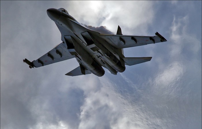 Hãng tin Interfax cho biết rằng, đến năm 2015, doanh nghiệp sản xuất hàng không Gagarin sẽ hoàn tất việc cung cấp cho Không quân Nga 45 chiến đấu cơ đa năng Su-35S theo bản hợp động đã được ký kết năm vào 2009. Ngoài ra, nhiều quốc gia khác cũng đang khao khát có được loại tiêm kích đa năng này. (Trong ảnh là máy bay Su-35 tại lễ kỷ niệm 100 năm Không quân Nga).