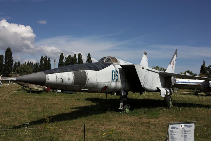 Tiêm kích đánh chặn, ném bom siêu thanh MiG-25RB.
