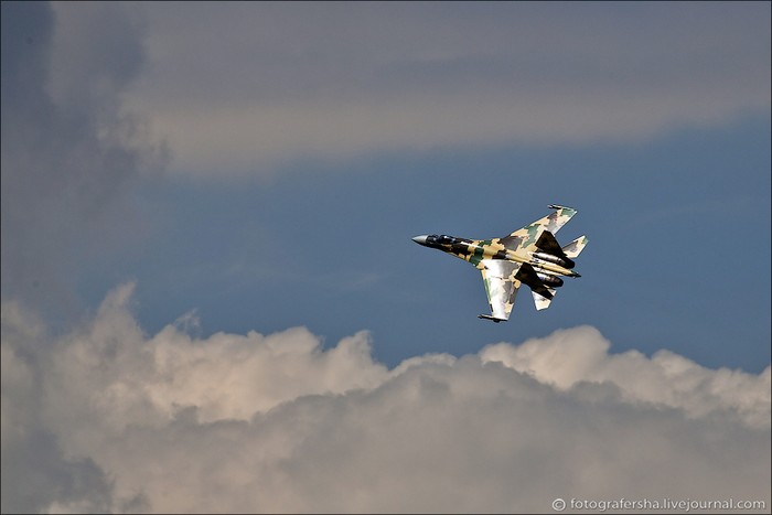 Tiêm kích đa năng Su-35 trình diễn tại lễ kỷ niệm 100 năm Không quân Nga (12/8/2012).