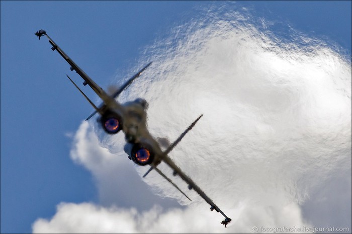 Tiêm kích đa năng Su-35 trình diễn tại lễ kỷ niệm 100 năm Không quân Nga (12/8/2012).