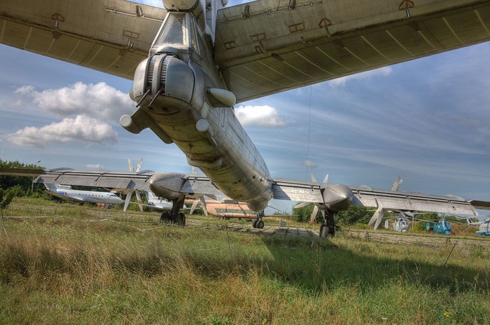 Tu-142 (định danh NATO: Bear-F) – máy bay chống ngầm tầm xa của Liên Xô.