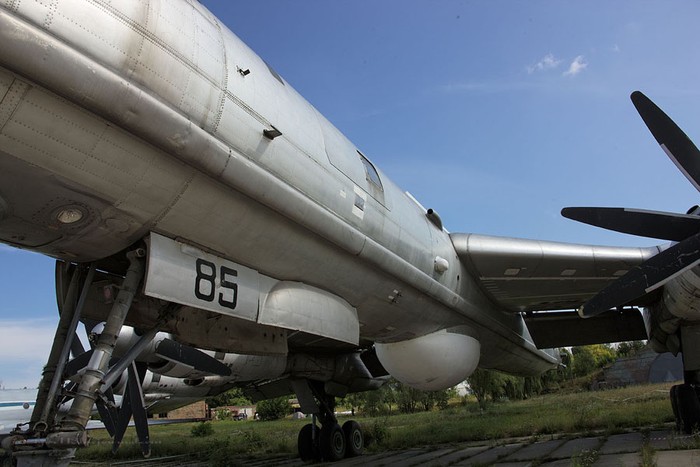 Tu-142 (định danh NATO: Bear-F) – máy bay chống ngầm tầm xa của Liên Xô.