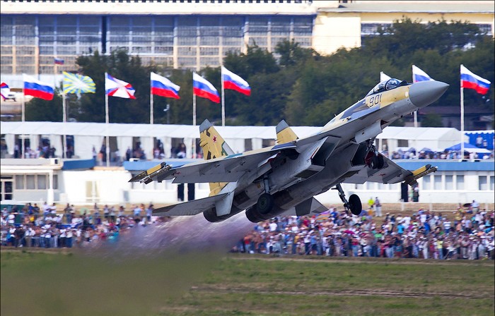 Đến thời điểm hiện tại, có thể khẳng định rằng, Su-35 đã sẵn sàng để “đeo kiếm” và sẵn sàng để phô diễn sức mạnh chiến đấu siêu hạng của mình. (Trong ảnh là máy bay Su-35 tại lễ kỷ niệm 100 năm Không quân Nga).