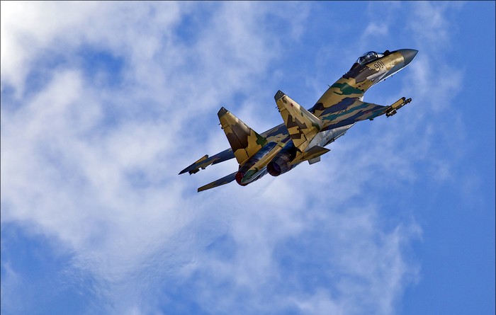 Với tính năng hiện đại, Su-35S có thể phát hiện 30 mục tiêu cùng lúc và tấn công đồng thời 8 mục tiêu, cũng như hỗ trợ tấn công 4 mục tiêu trên không và tấn công 2 mục tiêu trên mặt đất. (Trong ảnh là máy bay Su-35 tại lễ kỷ niệm 100 năm Không quân Nga).