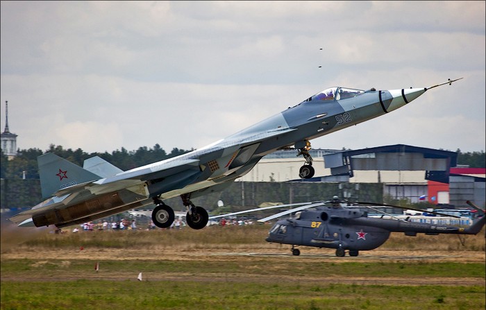 Tàng hình cơ Su-T-50 tại lễ kỷ niệm 100 năm Không quân Nga (12/8/2012).