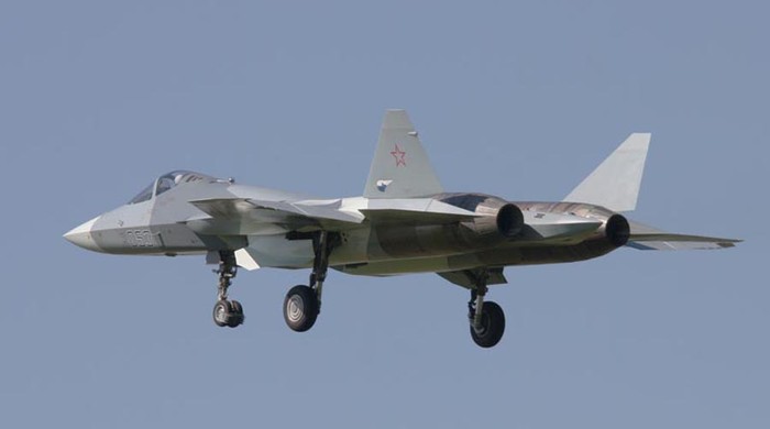 Hiện nay cả ba nguyên mẫu máy bay tiêm kích thế hệ thứ 5 T-50 PAK FA đều đang tiến hành thử nghiệm. Trong ảnh là chuyến bay thử nghiệm của hai mẫu tiêm kích T-50-1 tại sân bay của Viện nghiên cứu bay M.M. Gromov.