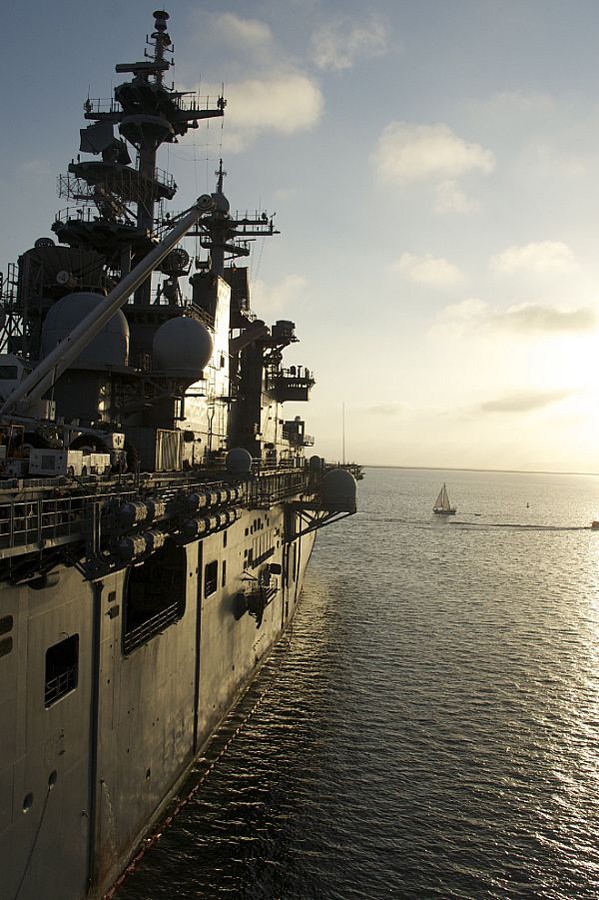 Tàu tấn công đổ bộ USS Essex (LHD 2) neo đậu tại căn cứ hải quân San Diego ngày 22 tháng 8 năm 2012.