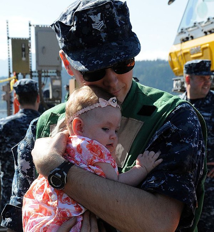 Thủy thủ John Hagenbrock ôm con gái 7 tháng tuổi của mình sau khi trở về cùng với tàu ngầm USS Louisiana (SSBN 743) lớp Ohio.