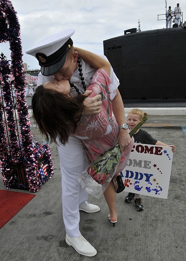 Thủy thủ Robert Denbigh ôm hôn vợ thắm thiết sau khi trở về cùng tàu ngầm lớp Los Angeles USS Columbus (SSN 762) từ Tây Thái Bình Dương.