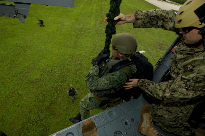 Một tình huống trong cuộc tập trận chung Tricrab 2012 giữa Hải quân Mỹ và Hải quân Singapore.