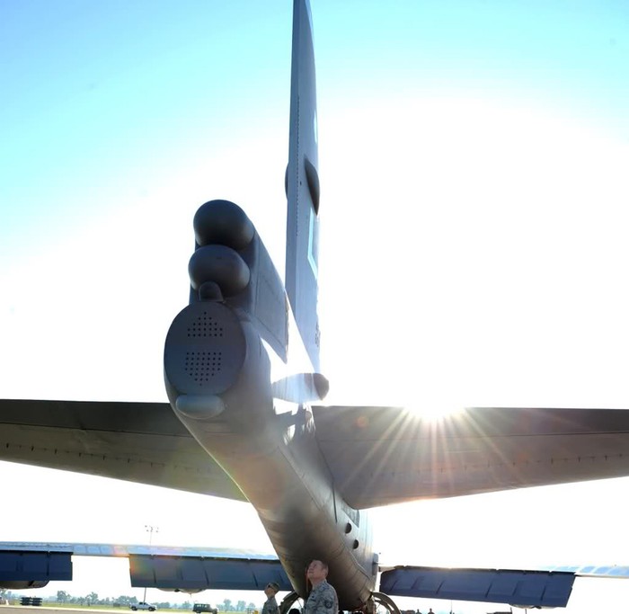 Kiểm tra oanh tạc cơ B-52H tại căn cứ Không quân Barksdale.