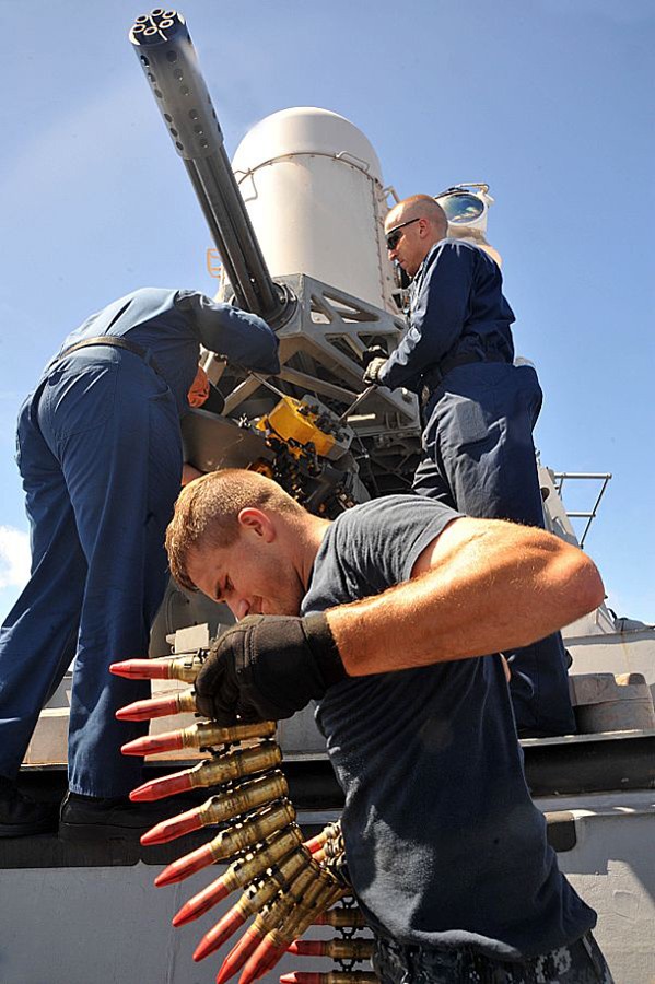 Nạp đạn cho súng máy MK-15 trên tàu khu trục tên lửa USS McCampbell (DDG 85) tại vùng biển Philippine.