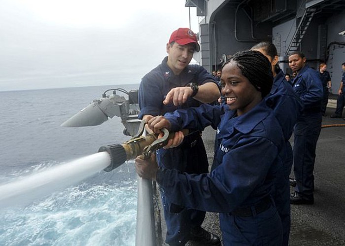 Thái Bình Dương (17/8/2012): Làm quen với vòi cứu hỏa trên tàu sân bay USS Nimitz (CVN 68).