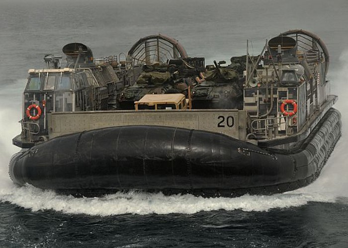 Vịnh Aden (16/8/2012): Một tàu đổ bộ đệm khí chuẩn bị vào khoang chứa của tàu đổ bộ USS New York (LPD 21).