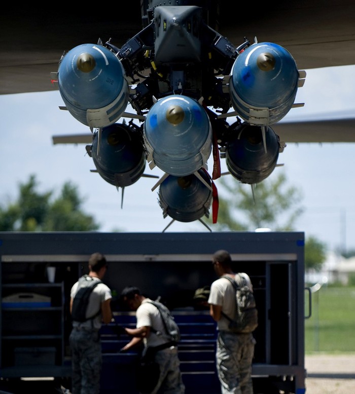 Gắn bom GBU-31 cho oanh tạc cơ B-52H tại căn cứ không quân Barksdale.