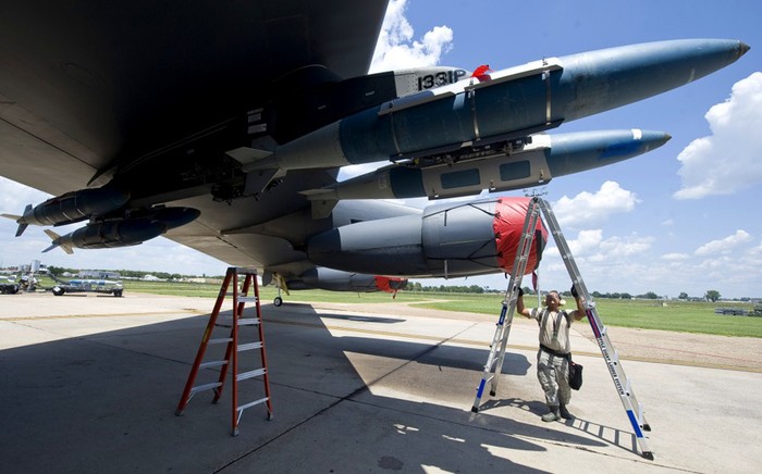 Gắn bom GBU-31 cho oanh tạc cơ B-52H tại căn cứ không quân Barksdale.