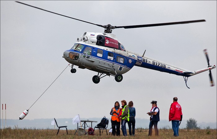 Trực thăng Mi-2 của Nga thực hiện phần thi vận chuyển hàng hóa.